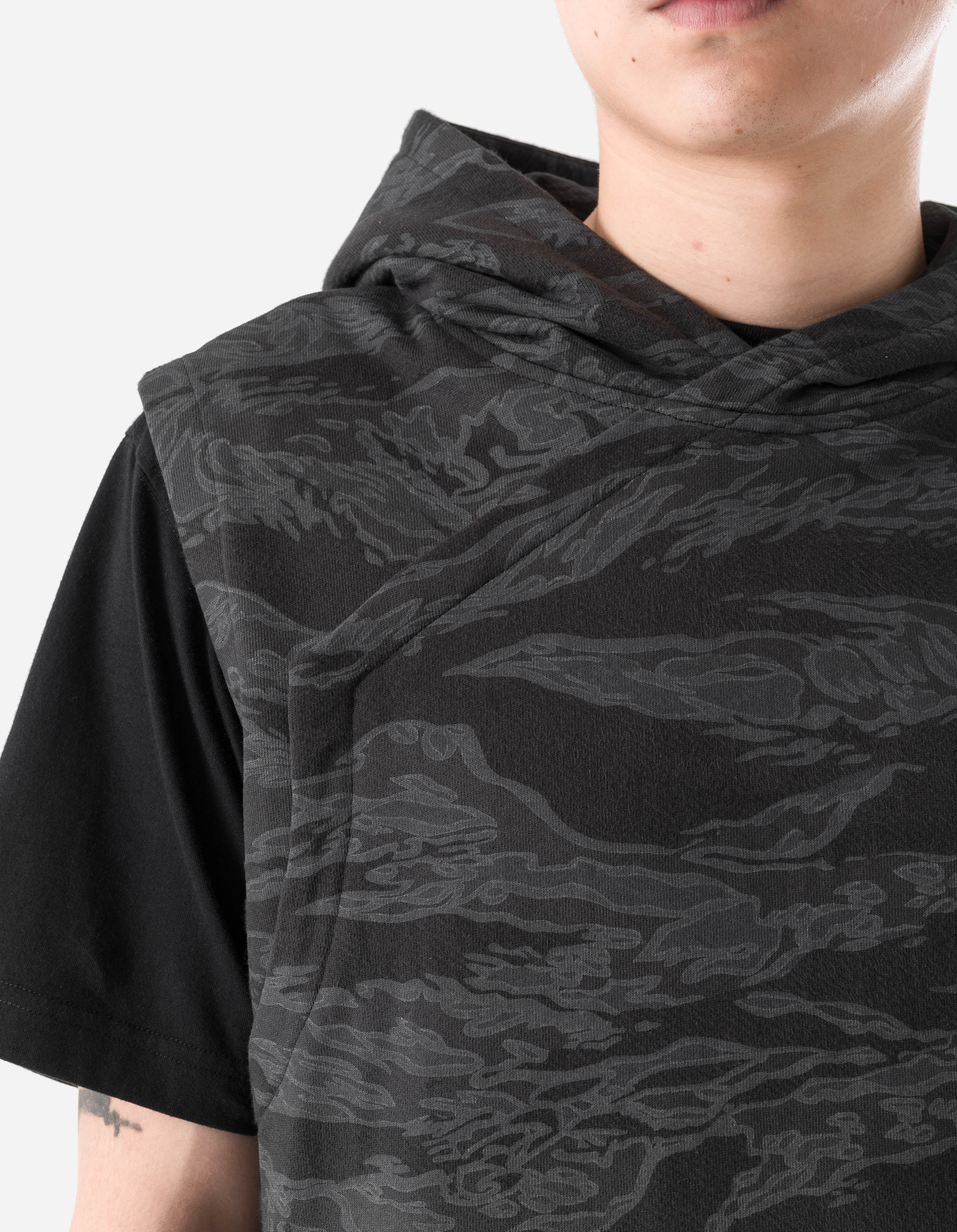 7271 Camo Hooded Prayer Gilet Subdued Night - Image 4